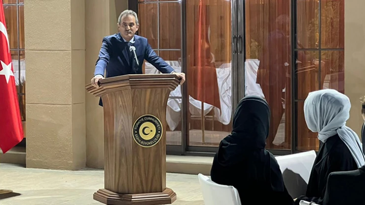 Bakan Özer, Katar'daki Türk öğrencilerle iftar yaptı