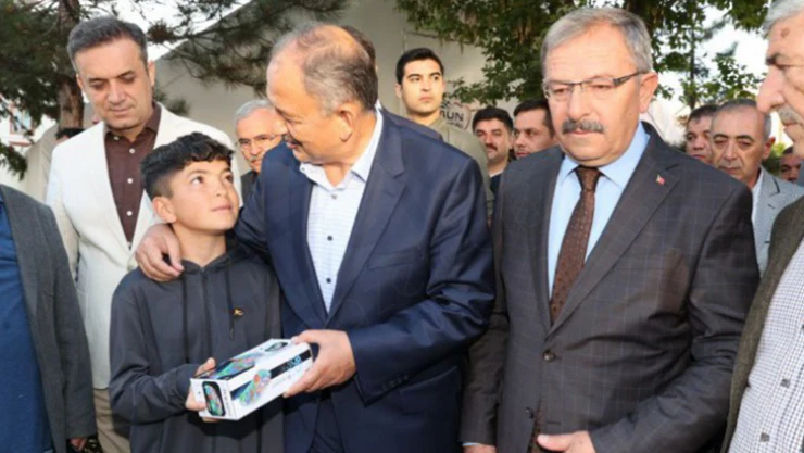 Bakan Özhaseki'den 81 yaşındaki Emine teyzeye ev sözü