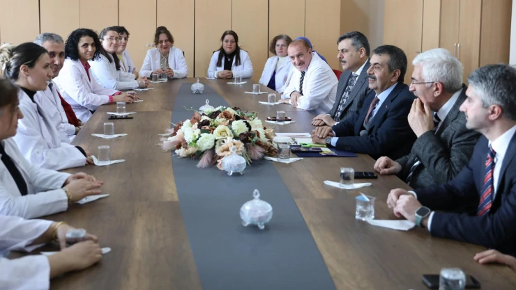 Bakan Tekin, Erzurum'da öğretmenlerle buluştu