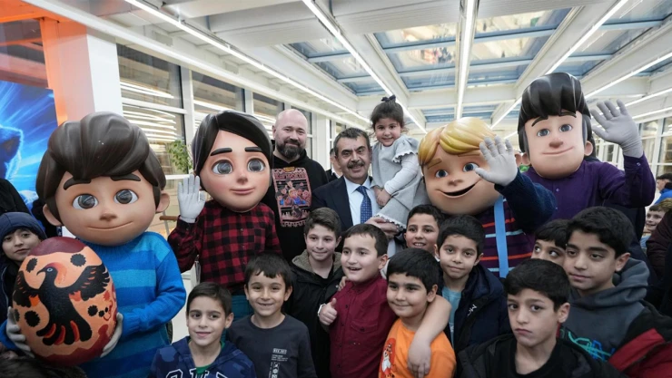 Bakan Tekin, karne hediyesi olarak çocuklarla Rafadan Tayfa filmini izledi