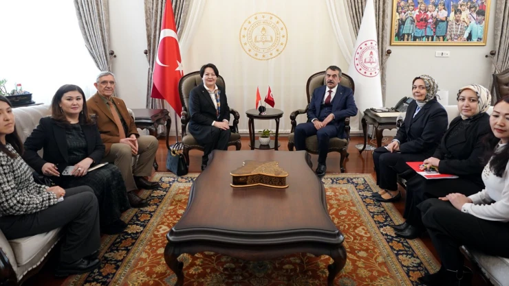 Bakan Tekin, Kırgızistanlı mevkidaşı ile bir araya geldi