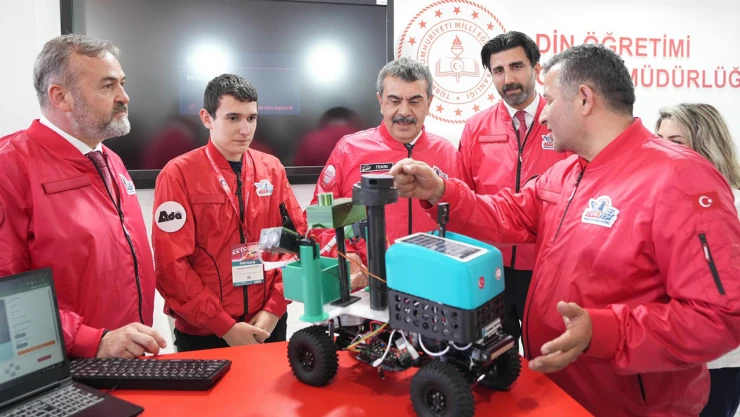 Bakan Tekin, KKTC'de düzenlenen TEKNOFEST'te öğrencilerle buluştu