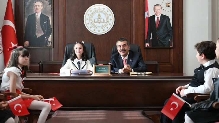 Bakan Tekin, koltuğunu 11 yaşındaki Irmak'a devretti