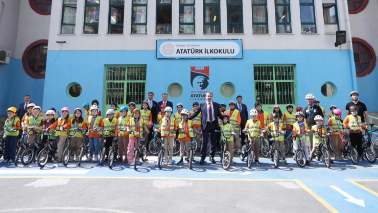 Bakan Tekin, öğrencileri bisiklet etkinliğinde yalnız bırakmadı