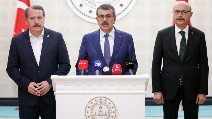 Bakan Tekin: 'Öğretmenlere yönelecek hiçbir baskı ve şiddeti asla kabul etmeyeceğiz'