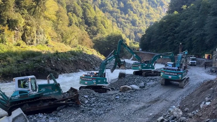 Bakan Uraloğlu ve Bak, Ayder Yaylası yolunda çalışmaları inceledi