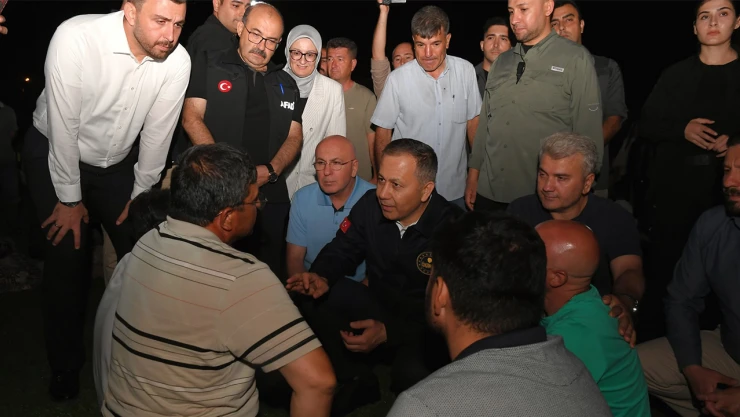 Bakan Yerlikaya, deprem bölgesi Balıkesir'de