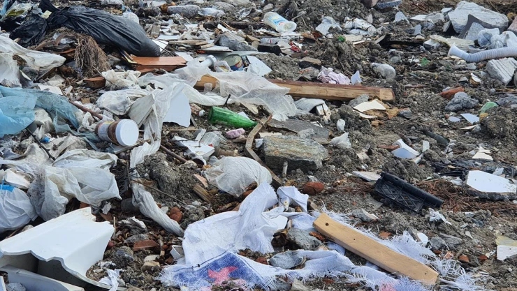 Bakanlığın uyarısına rağmen araziye dökülen çöpleri toplamayan belediyeye ceza