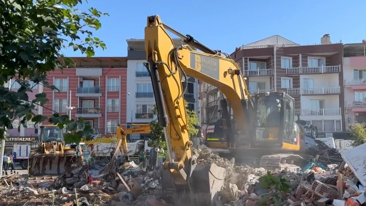 Balıkesir'deki depremde yıkılan binanın enkazı kaldırılıyor