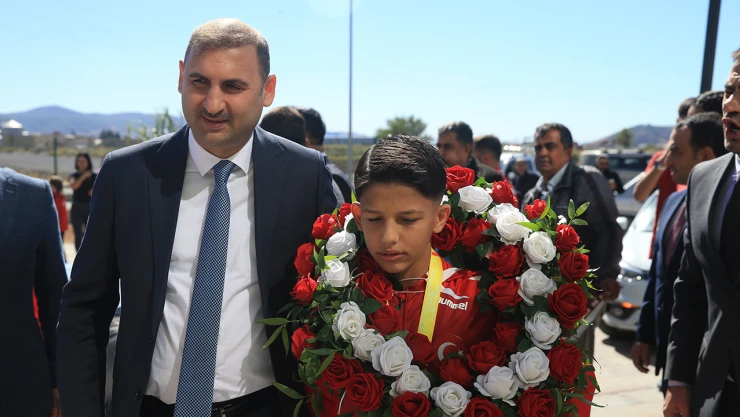Balkan şampiyonu, Kahramanmaraş'ta davul zurnayla karşılandı