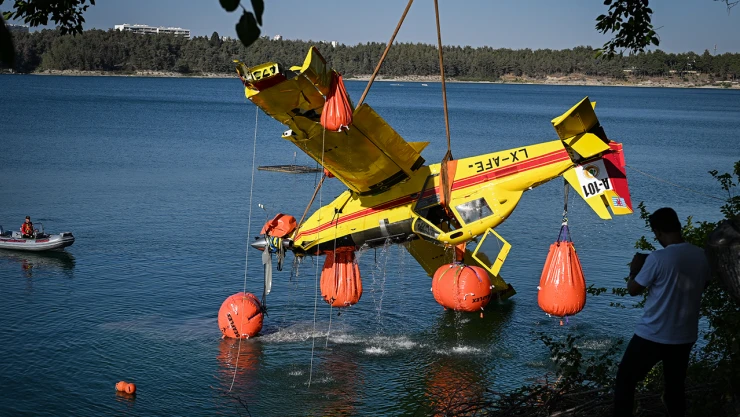 Baraj gölüne düşen yangın söndürme uçağının enkazı çıkarıldı