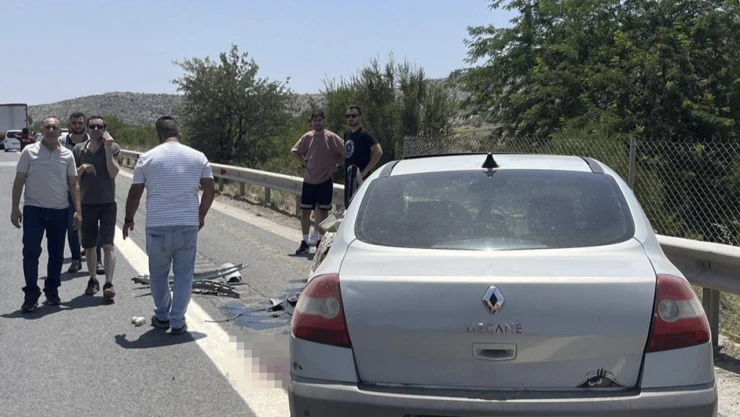 Bariyere çarpan otomobilin sürücüsü öldü