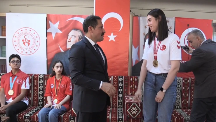 Başarılı depremzede sporcular ödüllendirildi