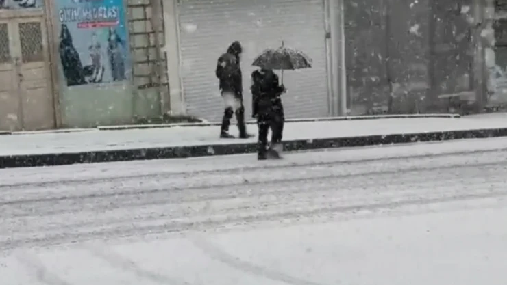 Başkale'de kar yağışı hayatı yavaşlattı