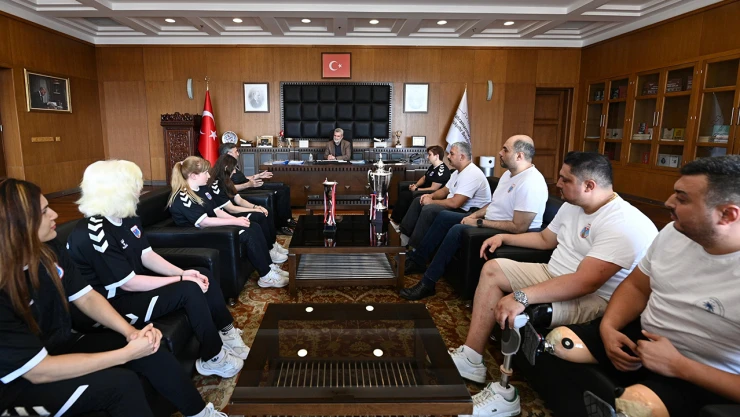 Başkan Fırat Görgel, süper voleybolcuları ağırladı