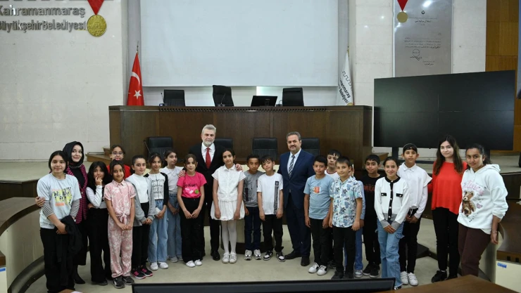 Başkan Görgel, koltuğu minik başkan Mina Nur'a devretti