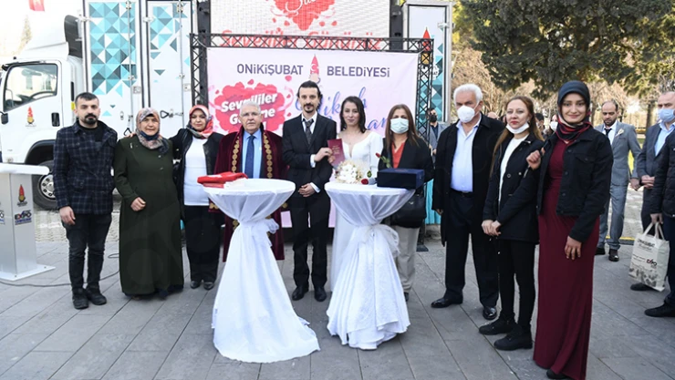 Başkan Mahçiçek, evliliğe 'evet' diyen 25 çiftin nikah akdini gerçekleştirdi