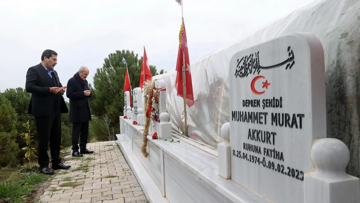 Başkan Okay, hayatını kaybeden personeli mezarı başında andı