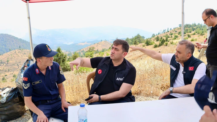 Başkan Toptaş ve Kaymakam Çiğdem, yangın bölgesinde vatandaşları ziyaret etti