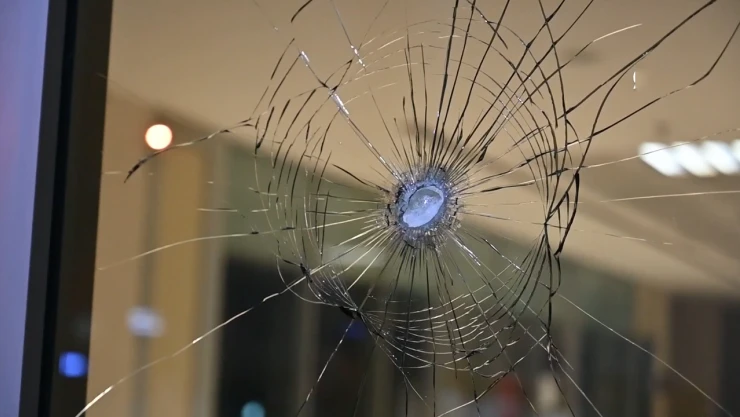 Belediye binasına taşlı saldırı