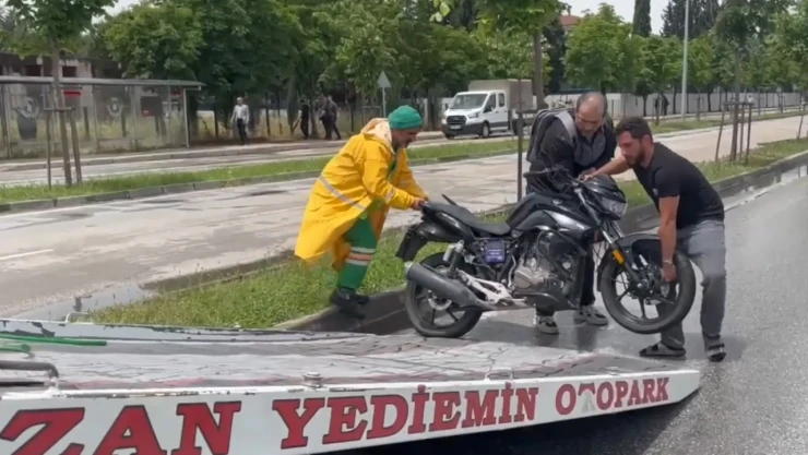 Belediye otobüsü ile motosiklet çarpıştı, 1 ölü