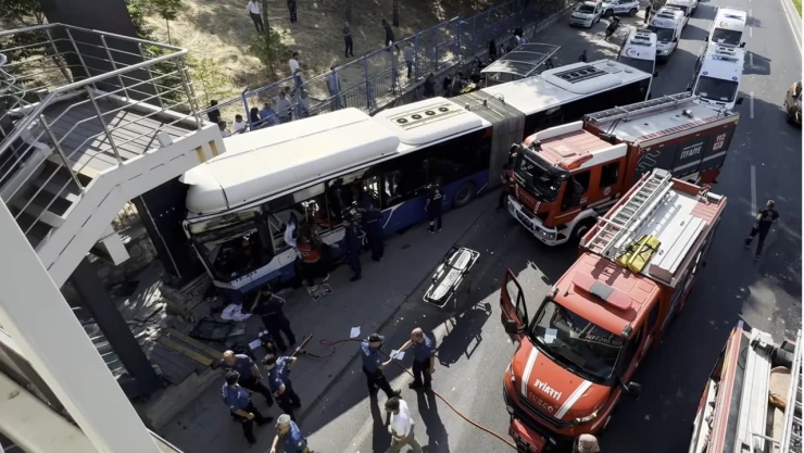 Belediye otobüsünün karıştığı zincirleme kazada 20 kişi yaralandı