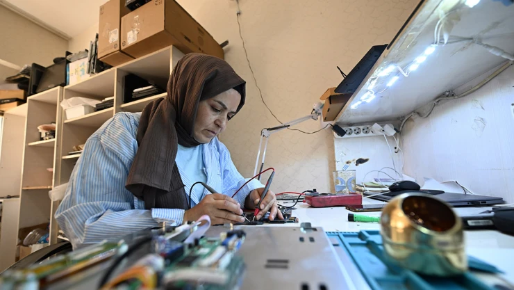 Bilgisayar tamircisi Behiye Kaya, mesleği stajyerlere öğretiyor