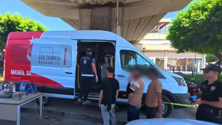 Binlerce kişi kontrol edildi, yüzlerce kaçak göçmen yakalandı