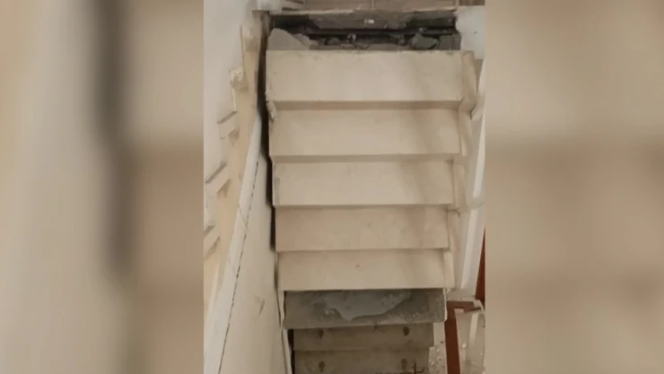 Bir apartmanın merdiveni çöktü, 20 kişiyi itfaiye kurtardı