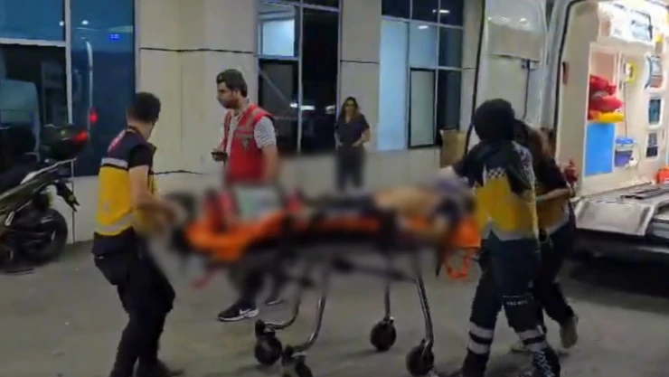 Bir baba oğlunu bıçaklayarak ağır yaraladı