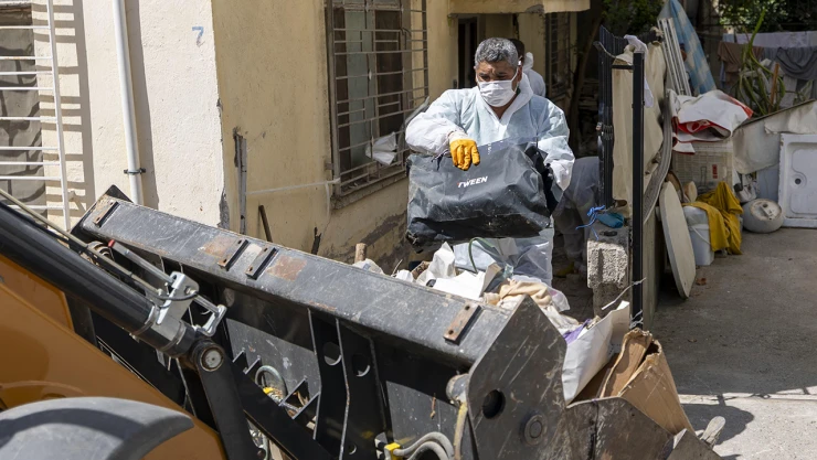 Bir evden 10 kamyon çöp çıktı