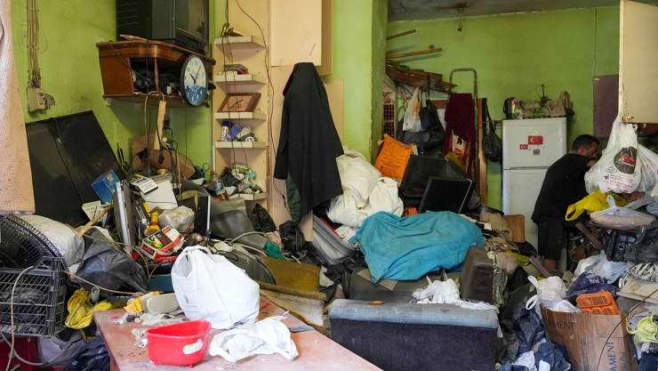 Bir evden 10 kamyon çöp çıktı