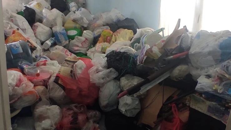 Bir evden iki kamyon çöp çıktı