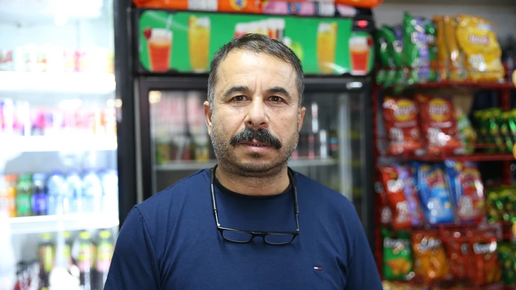 Bir hayırsever mahallelinin markete borcunu ödedi