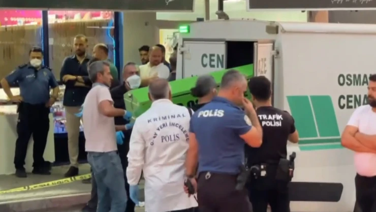 Bir iş yerinde bir kadın ve bir erkek cesedi bulundu