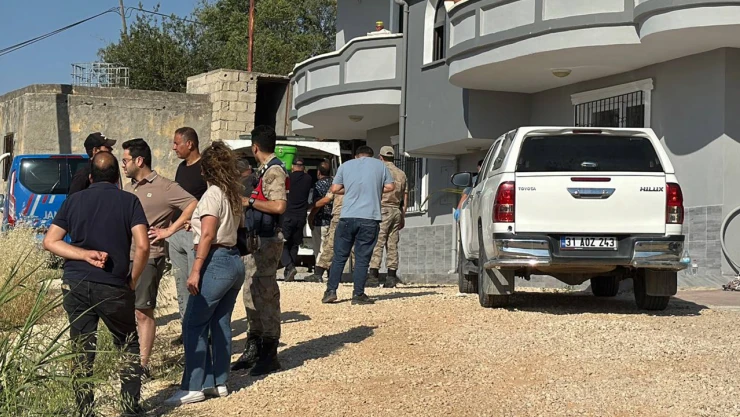 Bir kişi tartıştığı kızını öldürdü, eşini yaraladı