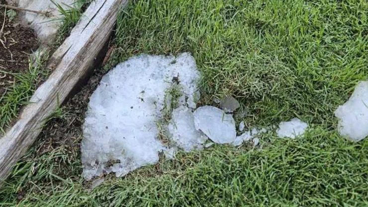 Bir parka buz kütlesi düştü