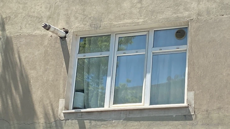 Birinci katın penceresinden düşen çocuk ağır yaralandı