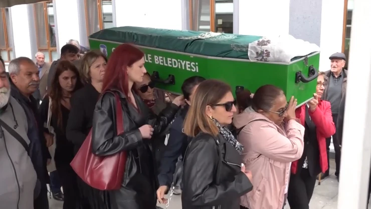 Boşanma aşamasındaki eşi tarafından öldürülen kadının cenazesi defnedildi