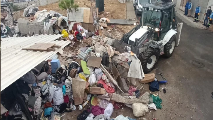 Bu evden tam 10 kamyon çöp çıkarıldı