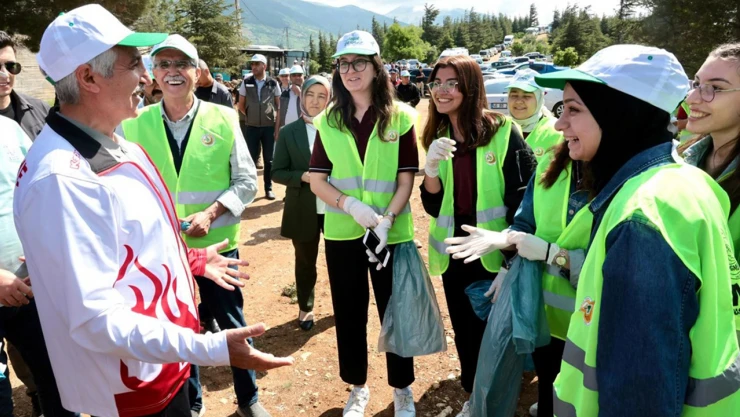 Bu Orman Benim kampanyasında hem yürüyüş hem temizlik!