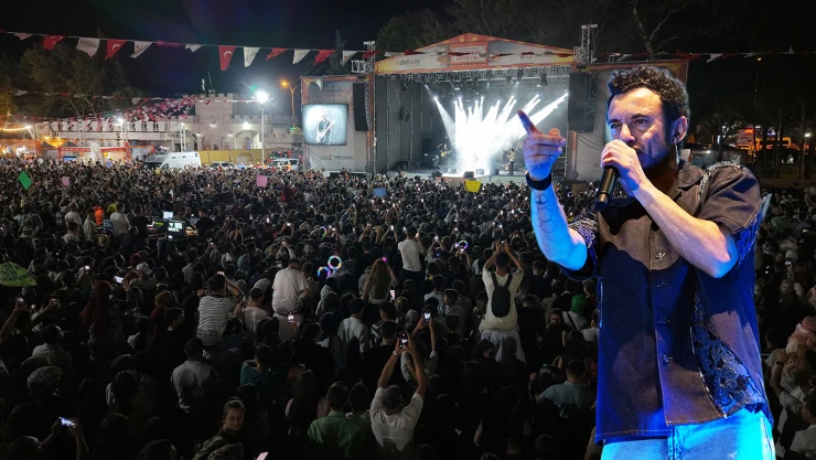 Buray söyledi, Kahramanmaraşlılar eşlik etti