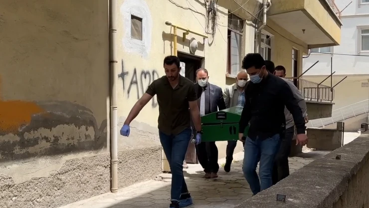 Buzdolabında ve derin dondurucuda parçalanmış erkek cesedi bulundu