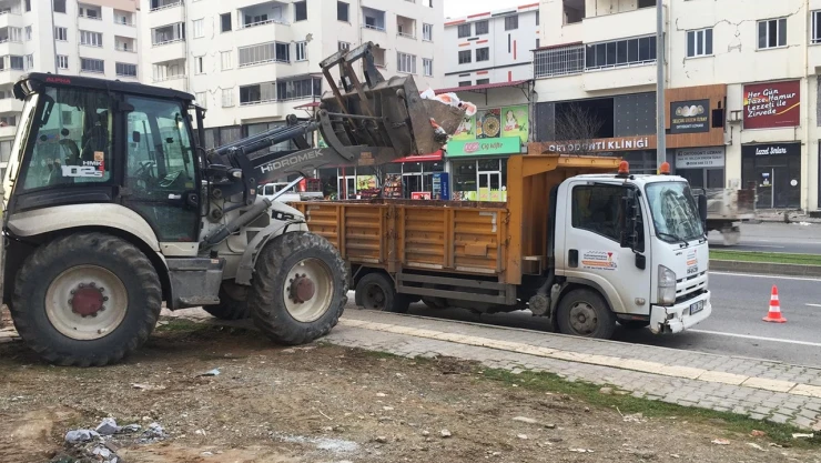 Caddeler hafriyat atıklarından temizleniyor