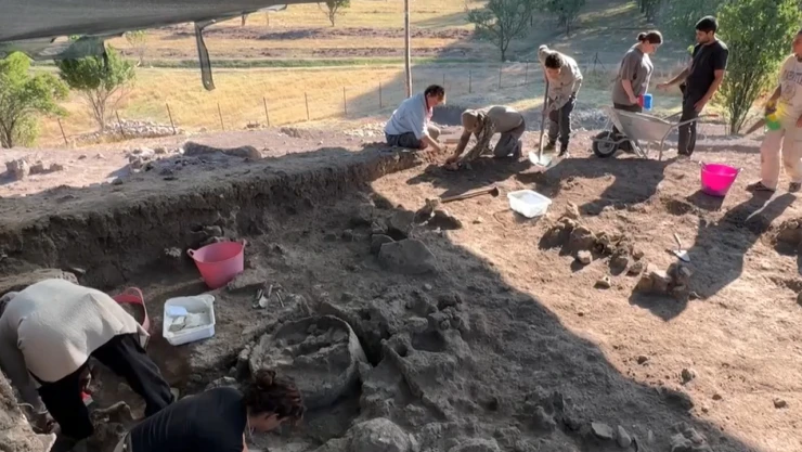 Çaltılar Höyük'teki kazı çalışması, 5300 yıl öncesi yaşama ışık tutuyor