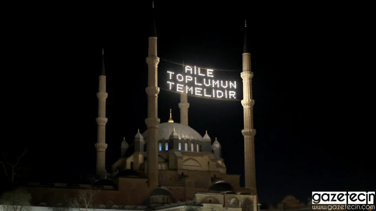 Camileri süsleyen mahyalarda aile vurgusu