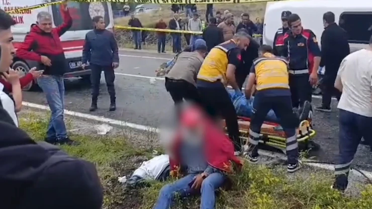 Cenaze töreninden dönen araç devrildi! 2 ölü, 15 yaralı