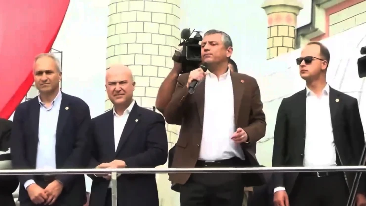 CHP Genel Başkanı Özel, İmamoğlu'na destek için İstanbul Adliyesi'nde