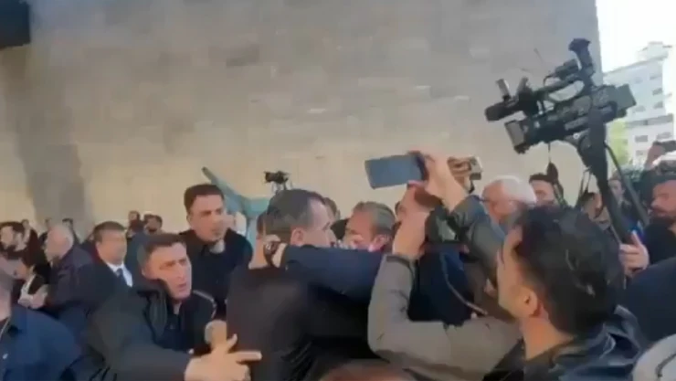 CHP Lideri Özgür Özel'e AKM'de şok saldırı! Tokat atan şahıs gözaltında