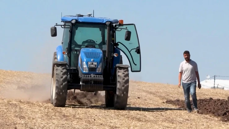 Çiftçiler artık tarlasını sürücüsüz traktörle ekecek